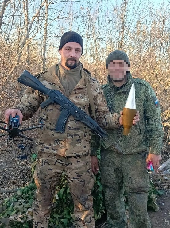 На счету «Бойко» семь сбитых  беспилотников противника. На фото он с сослуживцем.